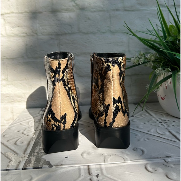 Aquatalia
Faelynn Snakeskin-Embossed Leather Ankle Boots women size 6.5 new - Picture 9 of 16